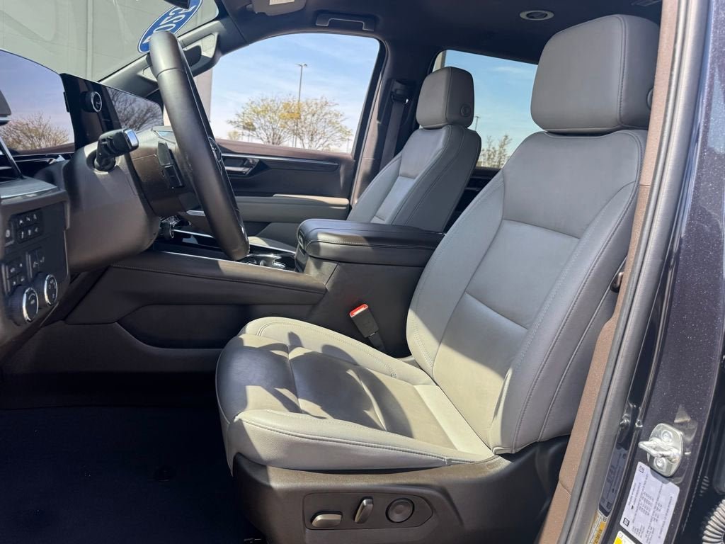 Used 2025 Chevrolet Suburban LT AWD/4WD image 17