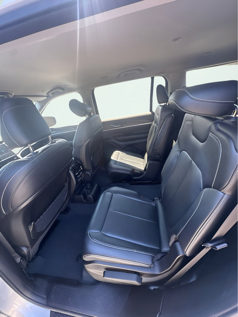 Used 2023 Jeep Grand Cherokee L Limited AWD/4WD image 17