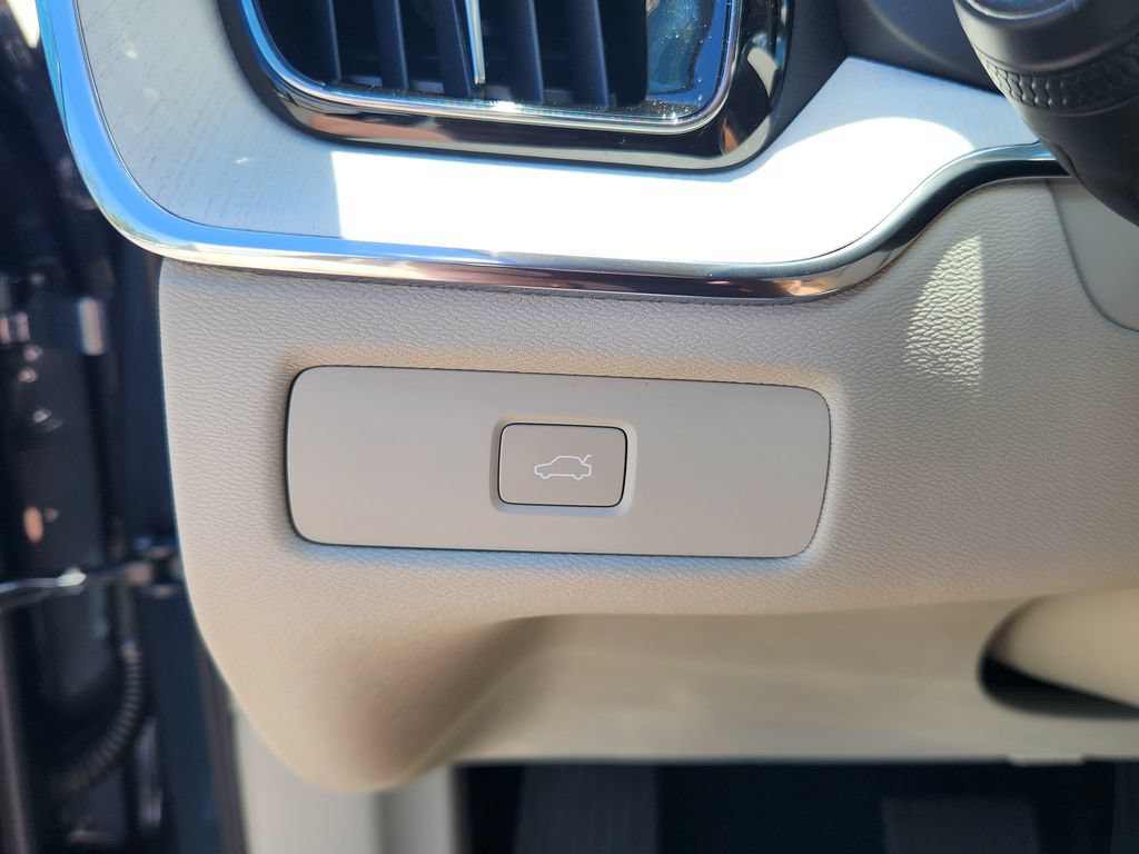 New 2026 Volvo XC60 B5 Ultra w/ Protection Package Premier AWD/4WD image 18
