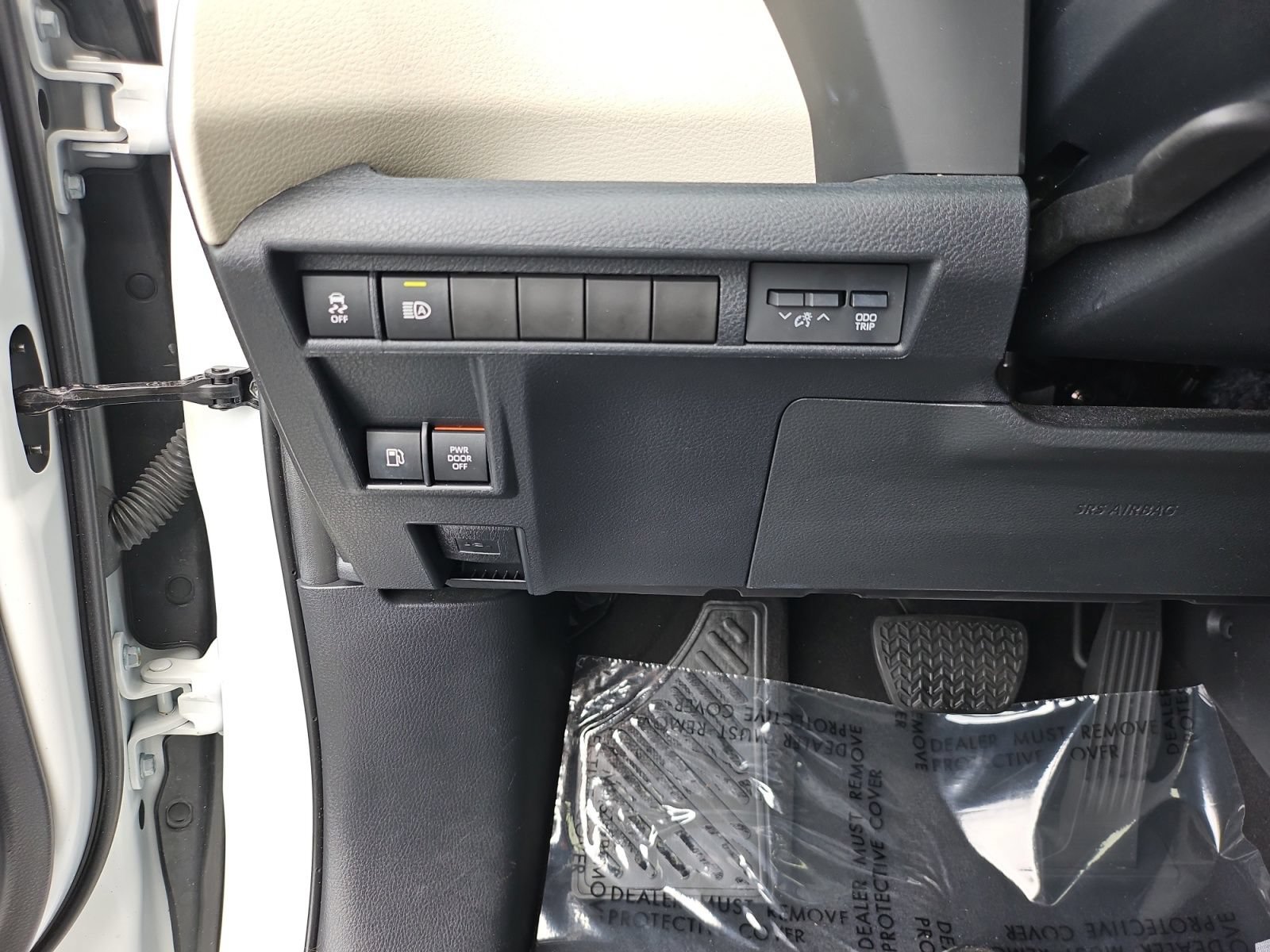 Used 2023 Toyota Sienna XLE FWD image 25
