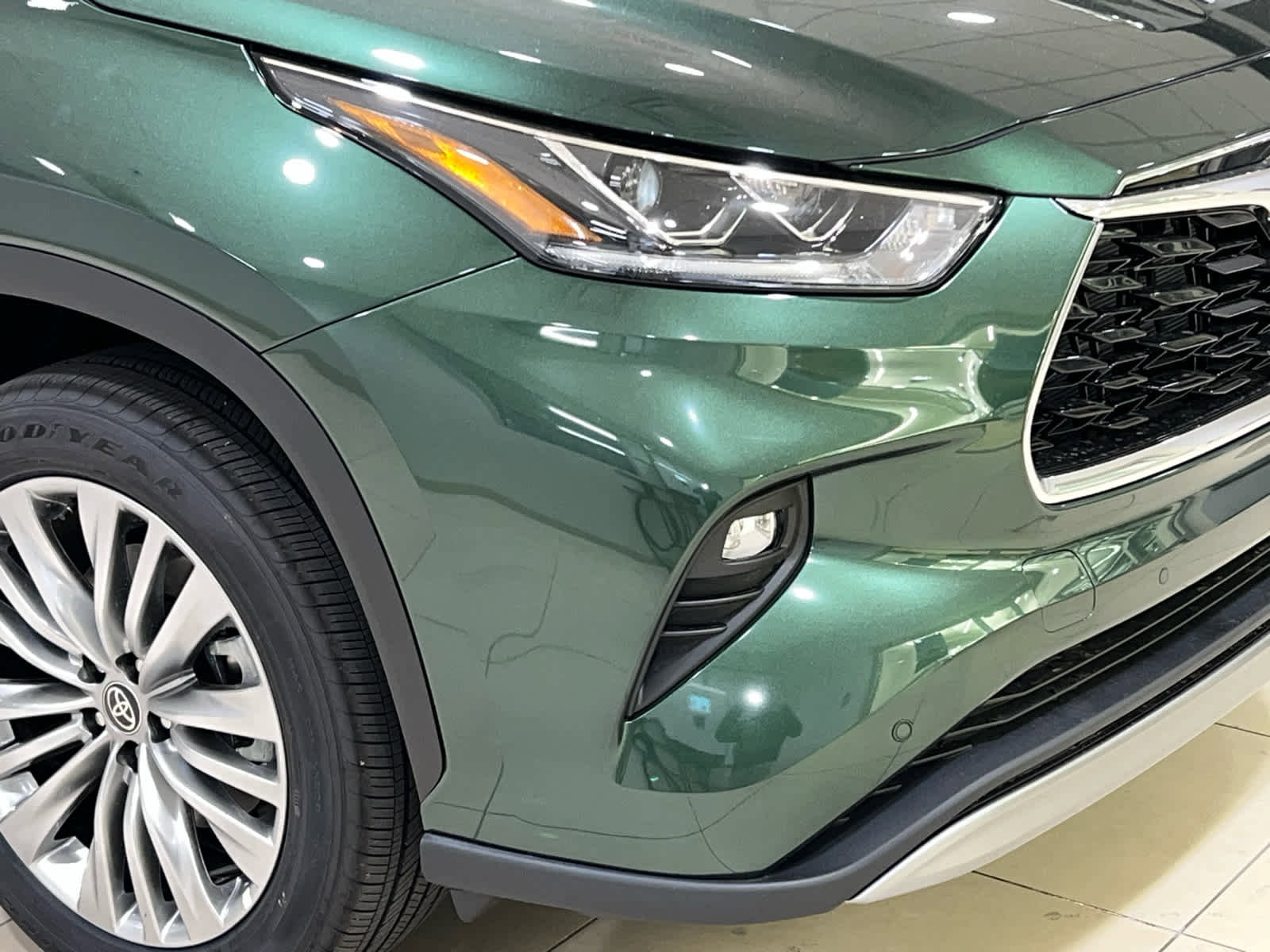 New 2025 Toyota Highlander Platinum image 2