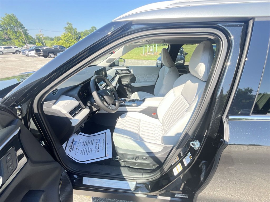 New 2025 Mitsubishi Outlander AWD image 11