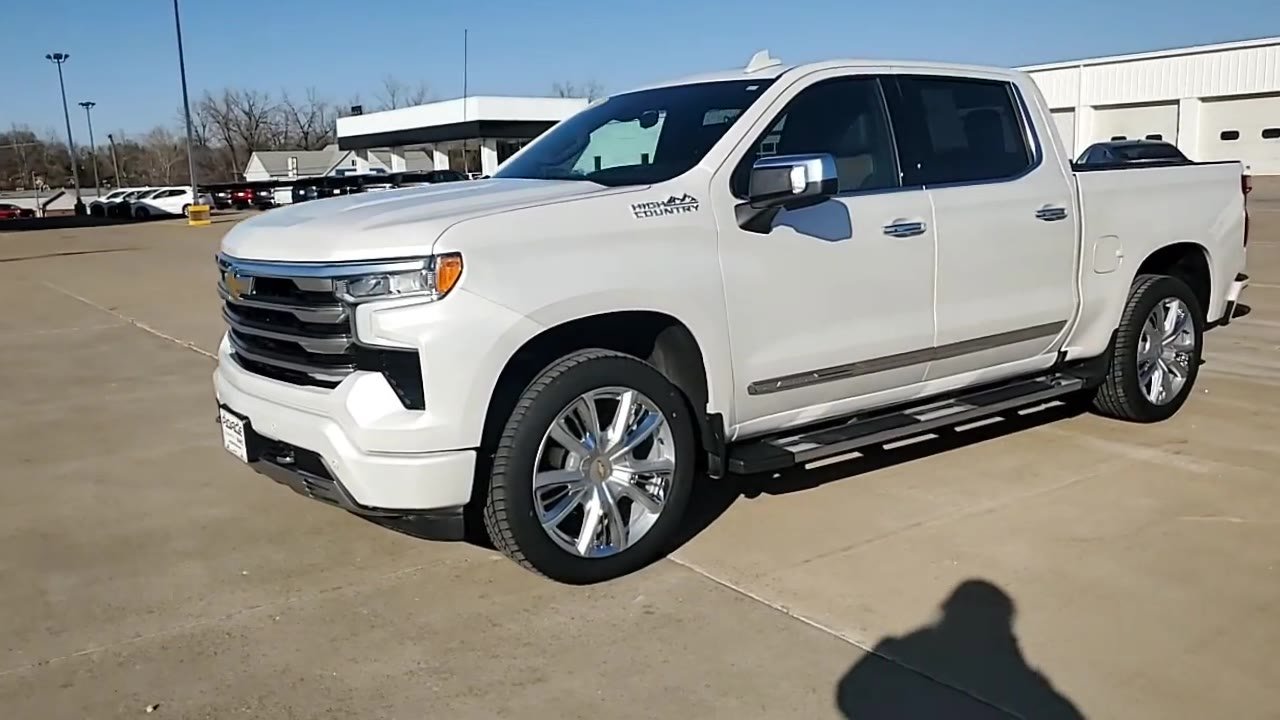 Used 2025 Chevrolet Silverado 1500 High Country w/ High Country Premium Package AWD/4WD image 4