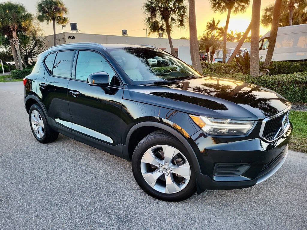 Used 2020 Volvo XC40 T4 Momentum image 8