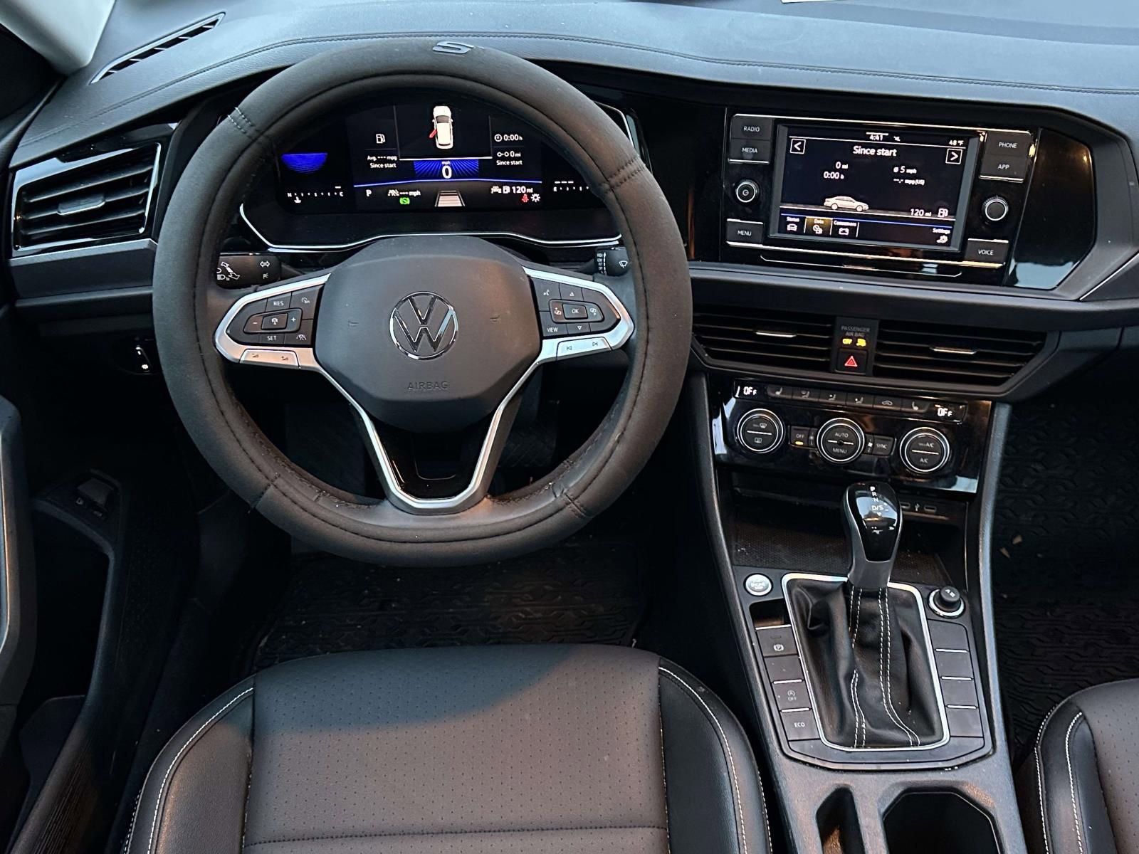 Used 2024 Volkswagen Jetta SE w/ Panoramic Sunroof Package image 9