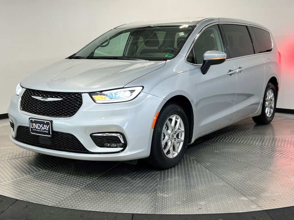 Used 2023 Chrysler Pacifica Touring-L image 3