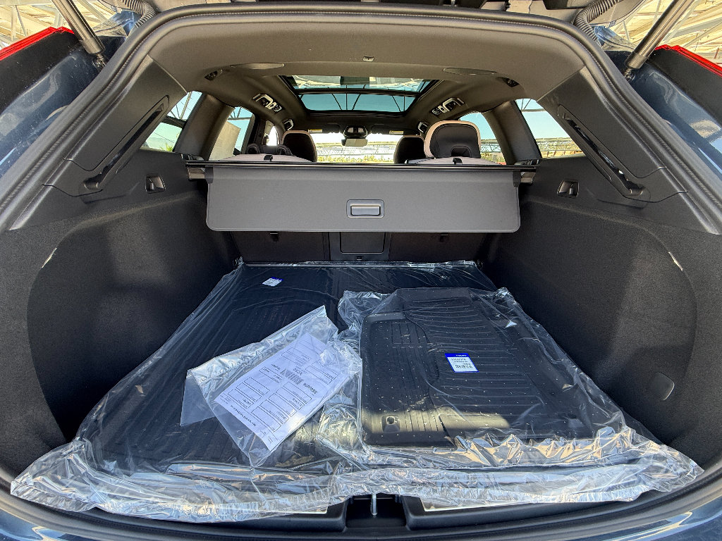 New 2026 Volvo XC60 B5 Plus w/ Climate Package PRO AWD/4WD image 24