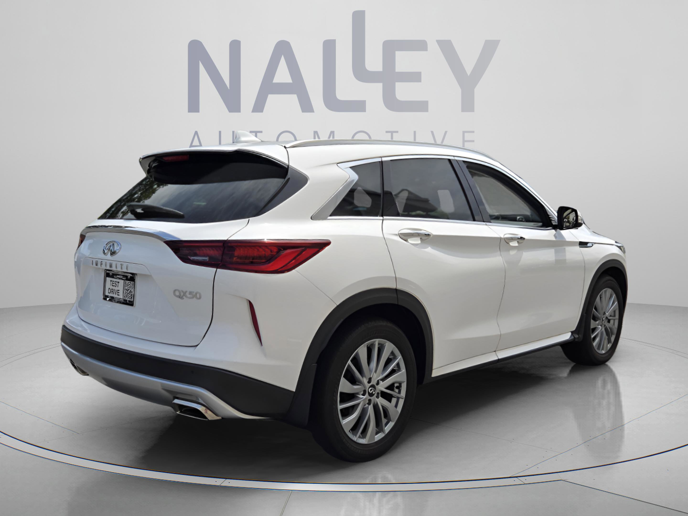 Used 2023 INFINITI QX50 Luxe FWD image 3