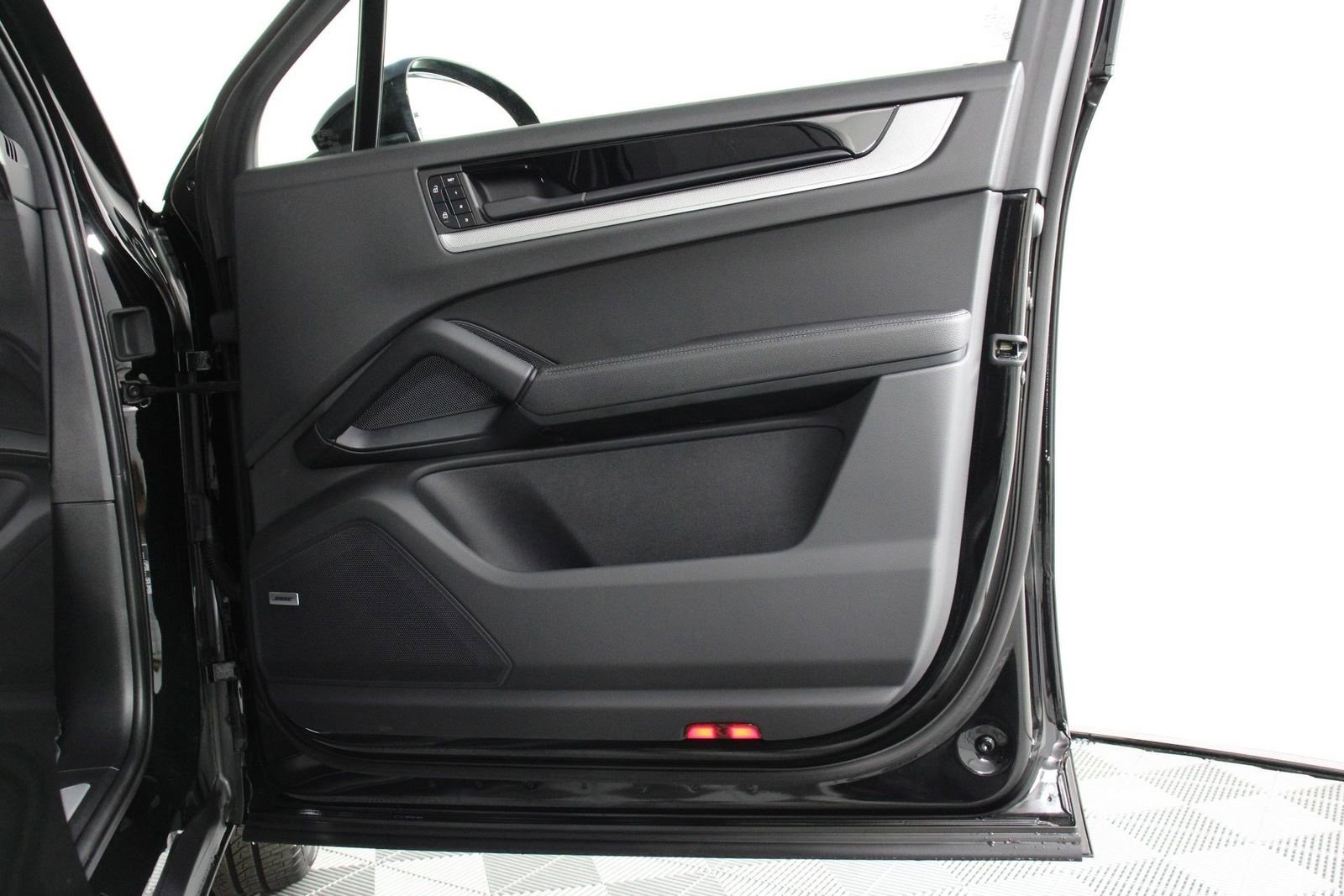 Certified 2025 Porsche Cayenne image 23