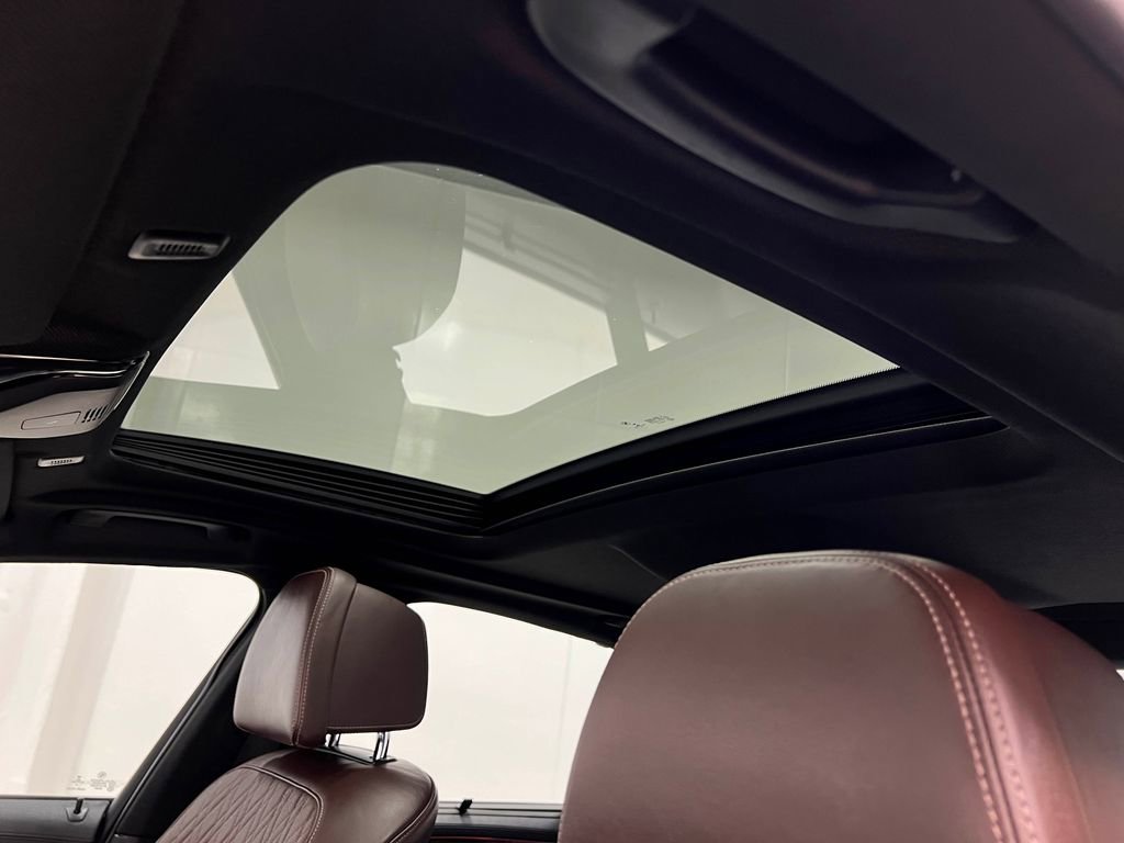 Used 2019 BMW M550i xDrive image 12