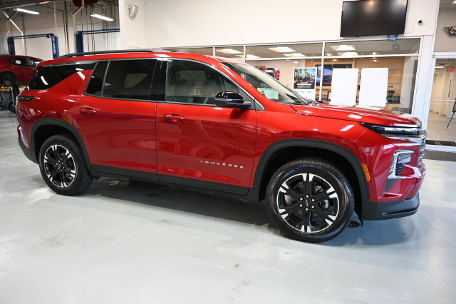 New 2027 Chevrolet Traverse LT w/ LPO, Floor Liner Package FWD image 4