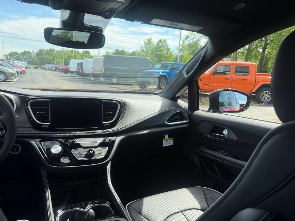 New 2027 Chrysler Pacifica Limited AWD/4WD image 60