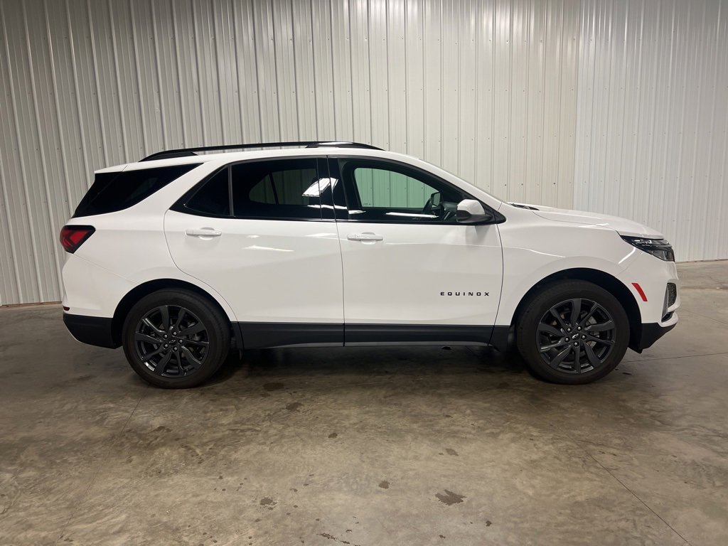Used 2023 Chevrolet Equinox RS image 2