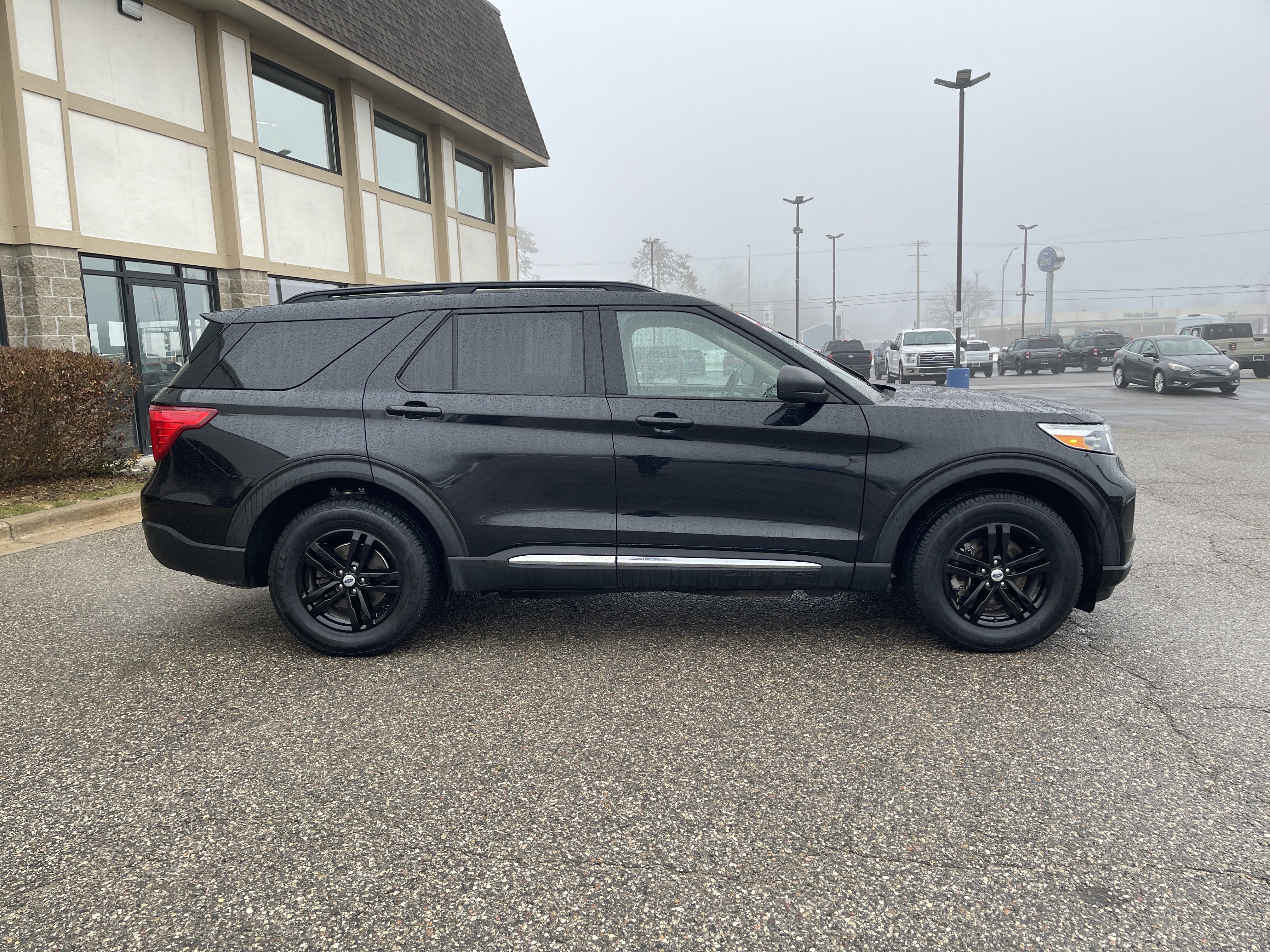 Used 2022 Ford Explorer XLT image 2