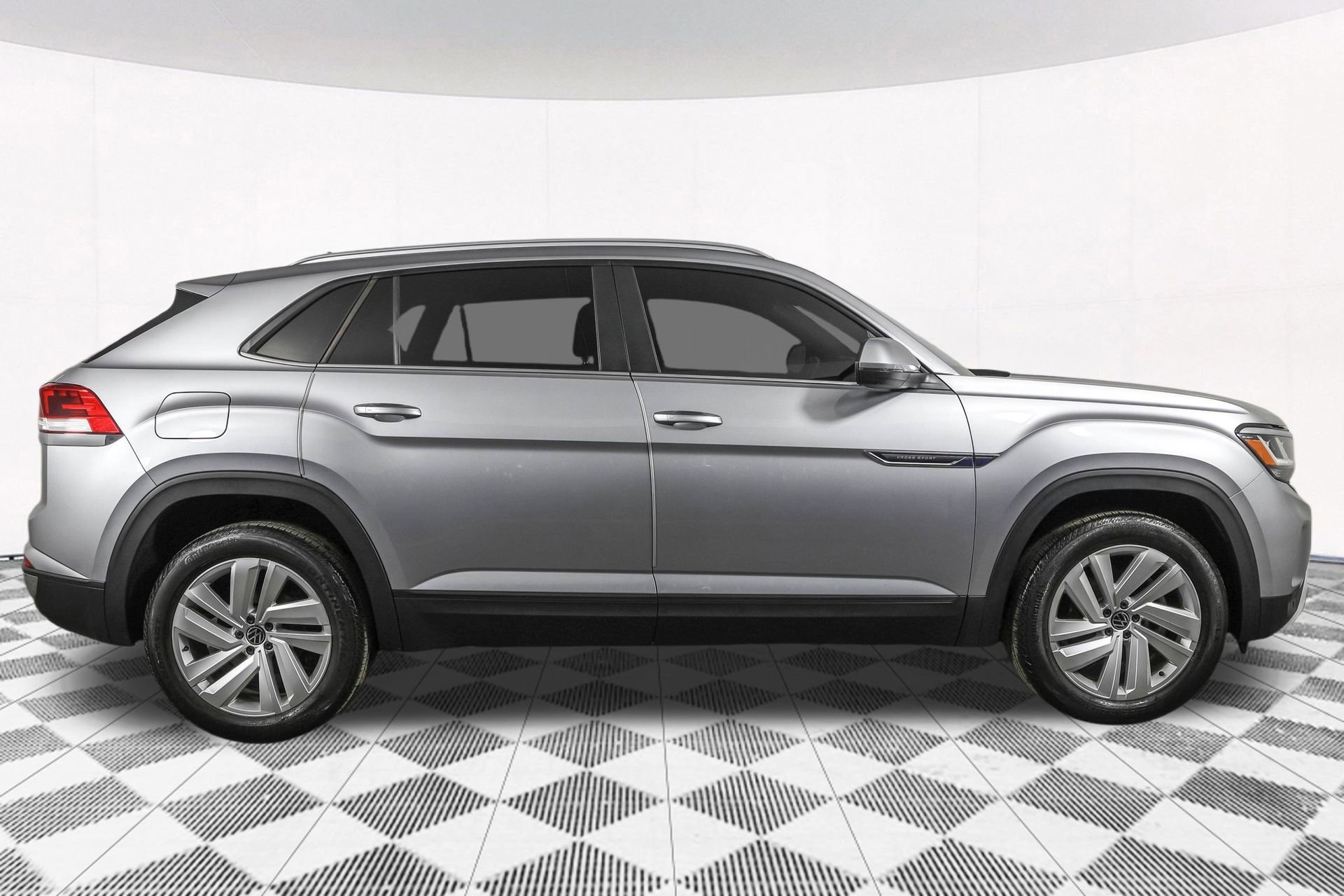 Used 2020 Volkswagen Atlas Cross Sport SE w/ Panoramic Sunroof Package image 13