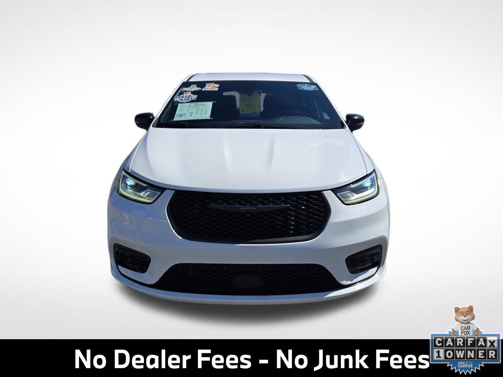 Used 2024 Chrysler Pacifica Limited FWD image 2