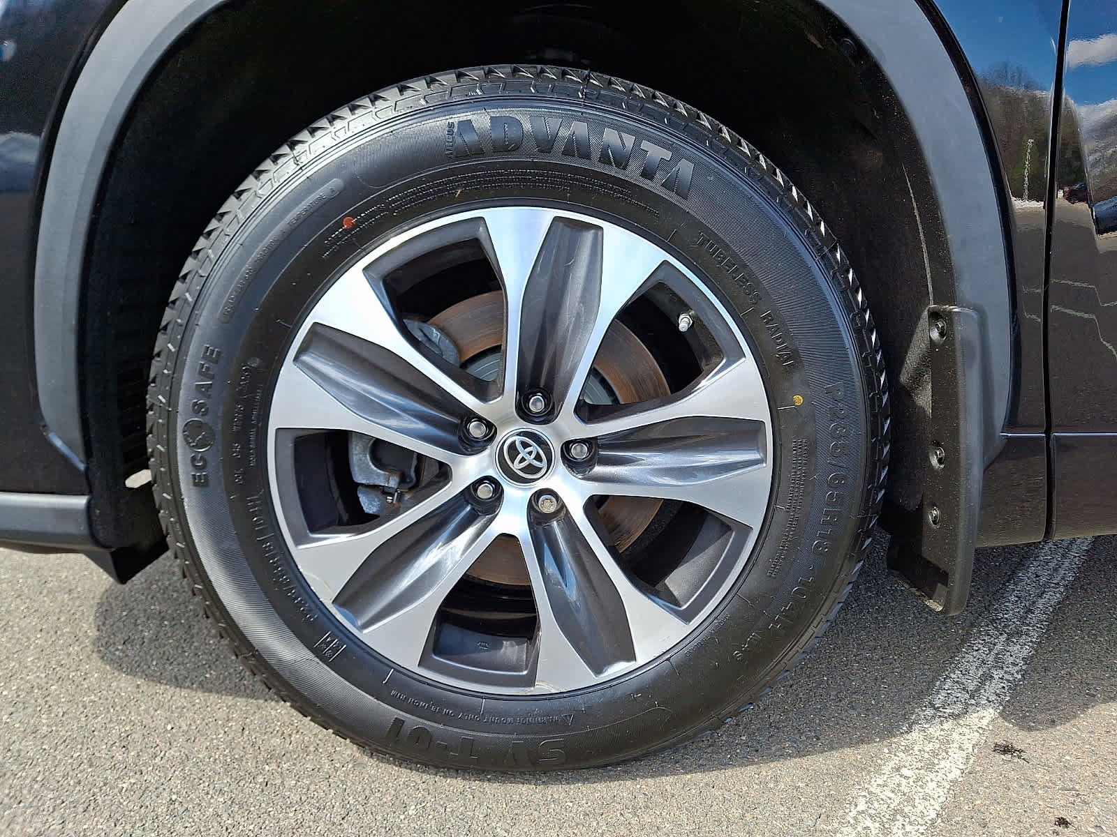 Used 2023 Toyota Highlander XLE image 9