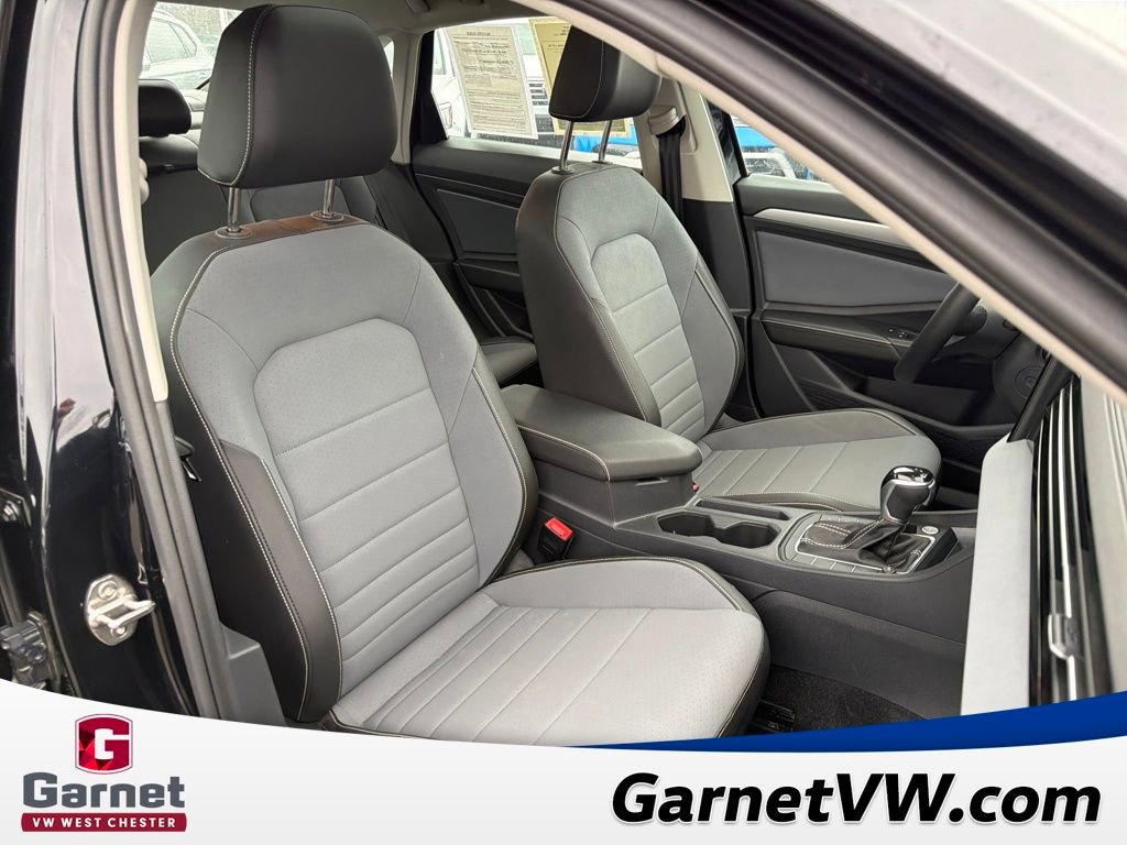 Used 2025 Volkswagen Jetta SE w/ Sunroof Package image 30