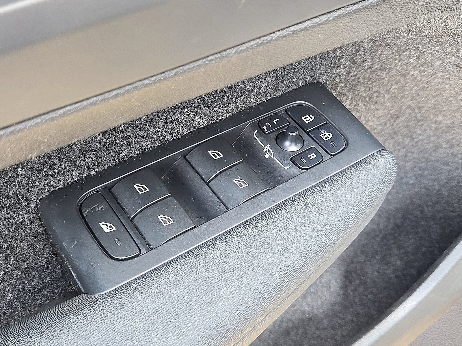 Used 2024 Volvo XC40 B5 Plus AWD/4WD image 21