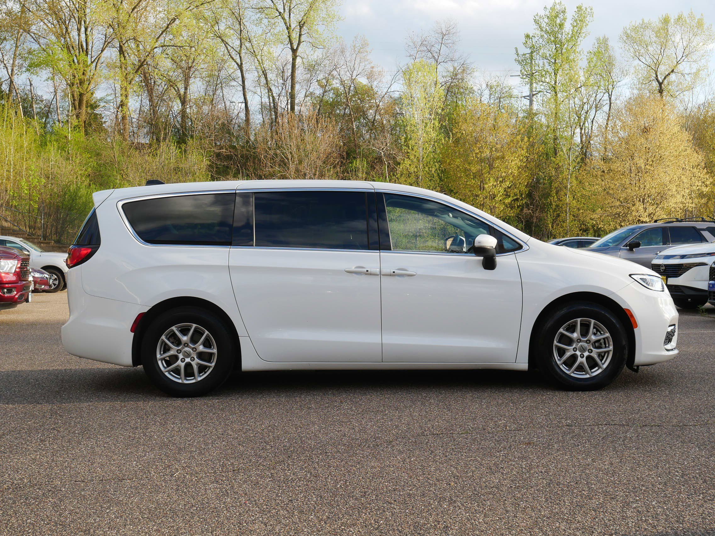 Used 2023 Chrysler Pacifica Touring-L FWD image 8