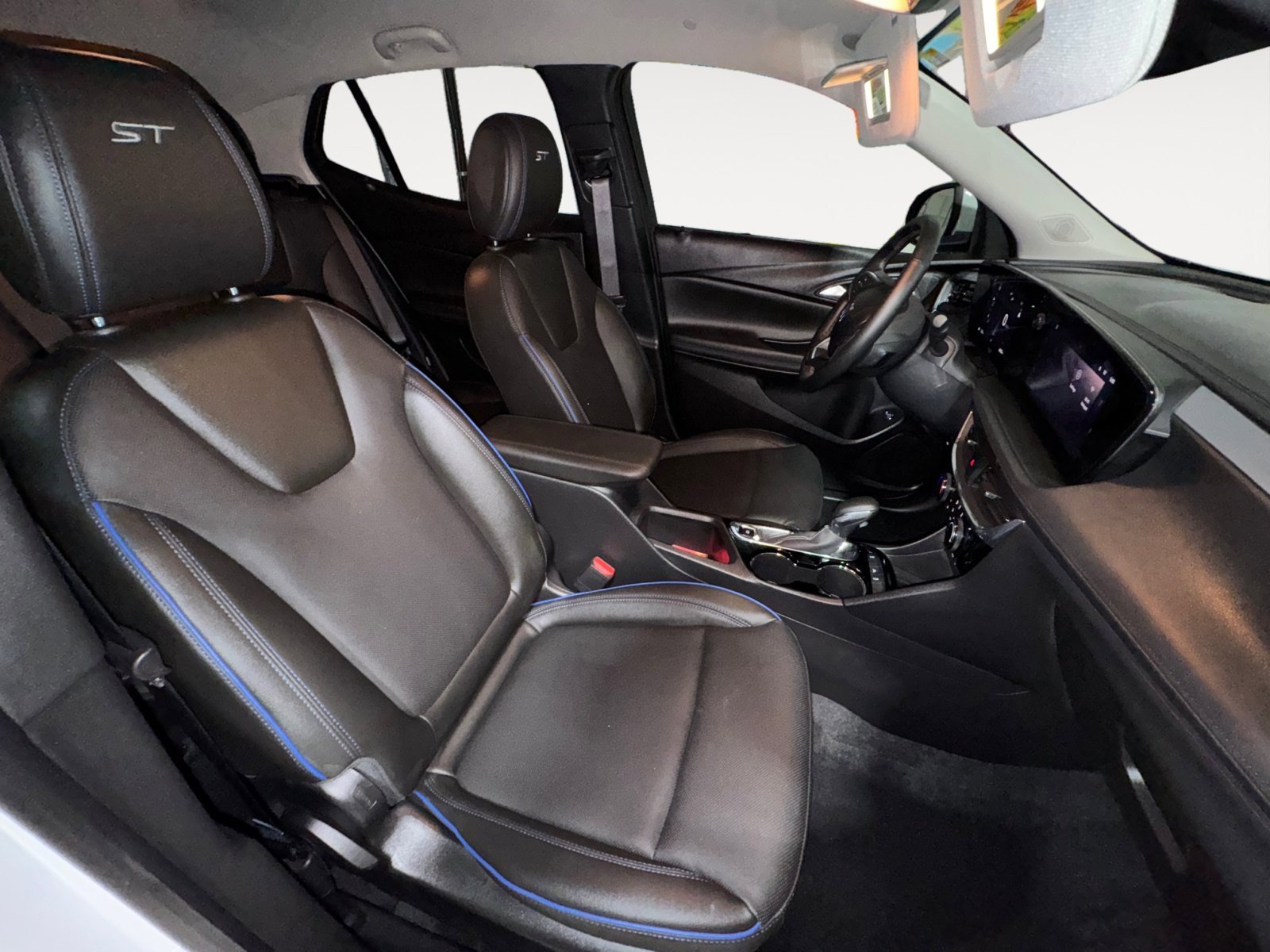 Used 2025 Buick Encore GX Sport Touring w/ Comfort Package image 16