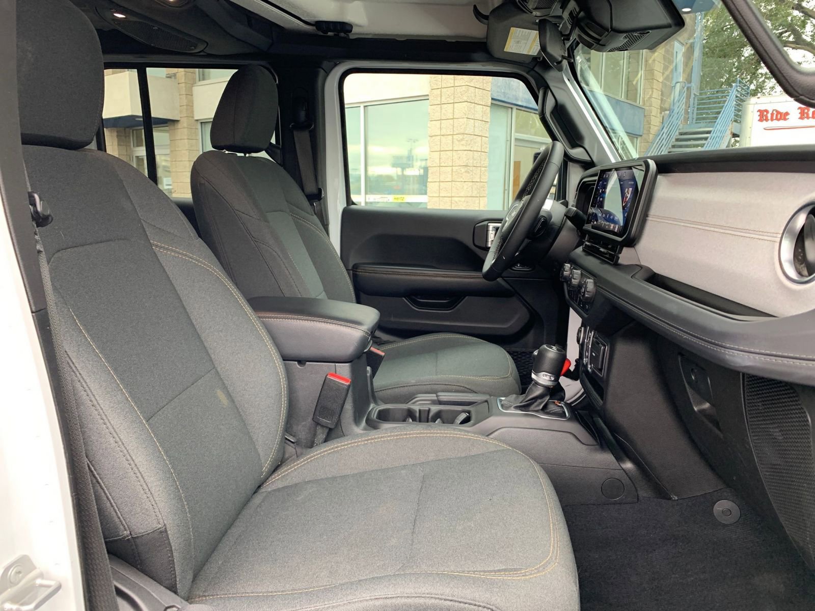 Used 2025 Jeep Wrangler Sahara image 35