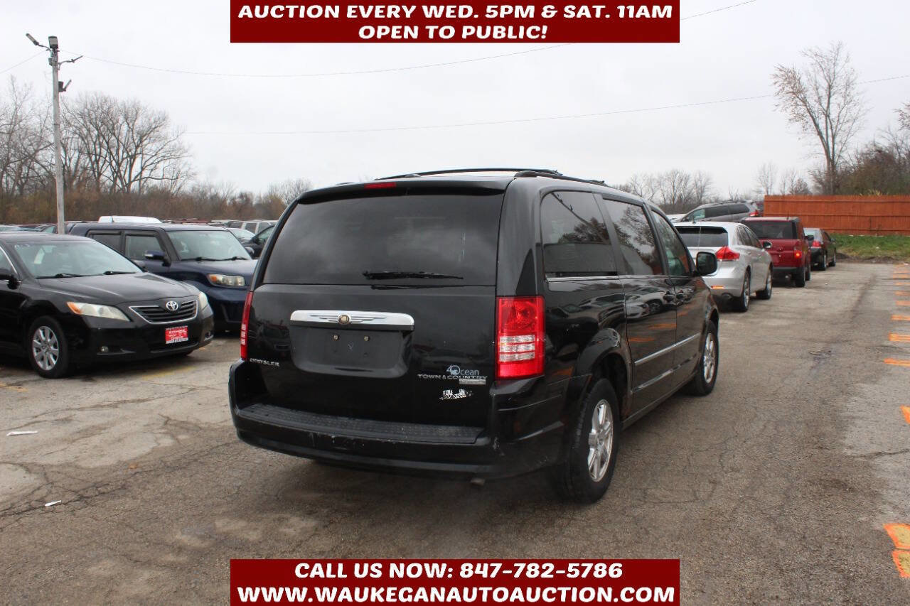Used 2010 Chrysler Town & Country Touring image 4