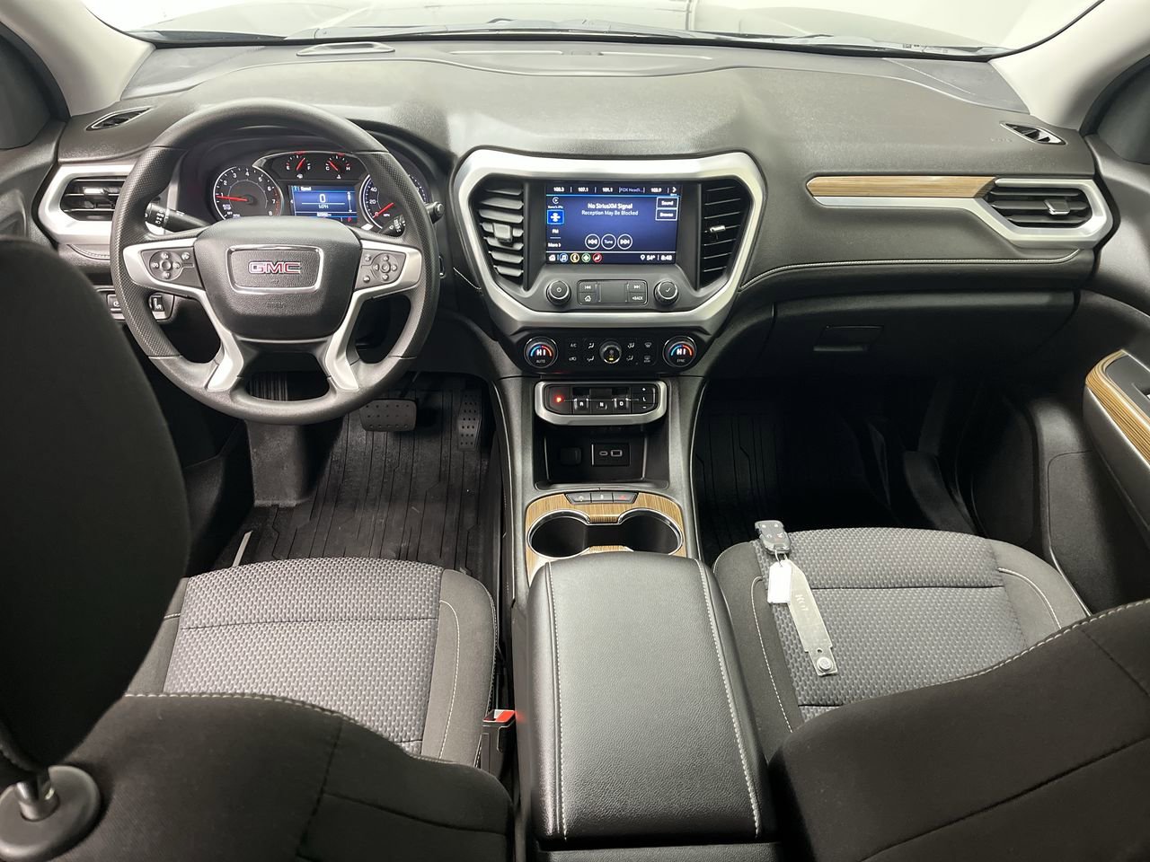 Certified 2023 GMC Acadia SLE w/ Driver Convenience Package AWD/4WD image 4