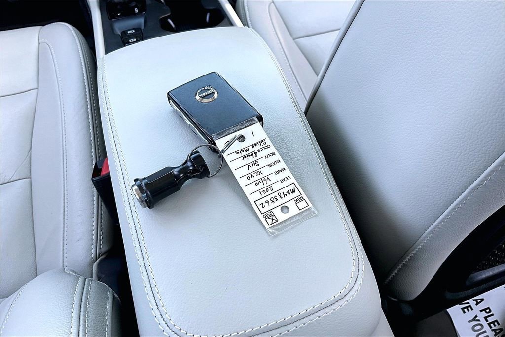 Used 2021 Volvo XC40 T5 Momentum w/ Premium Package image 13