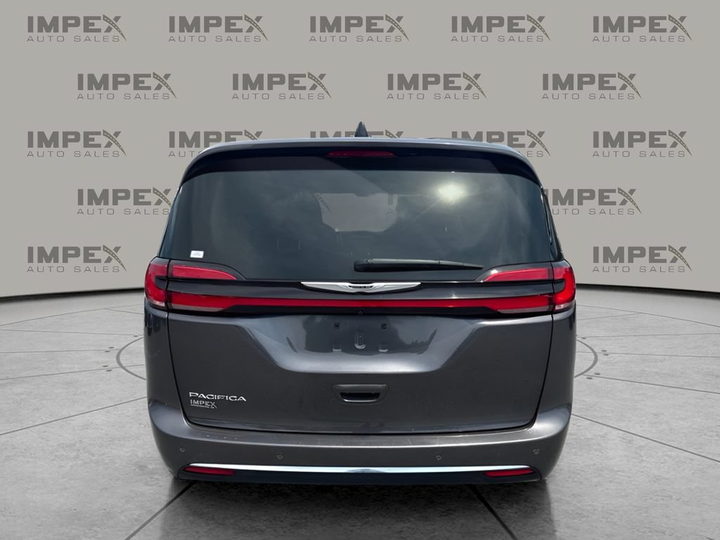 Used 2023 Chrysler Pacifica Touring-L FWD image 4