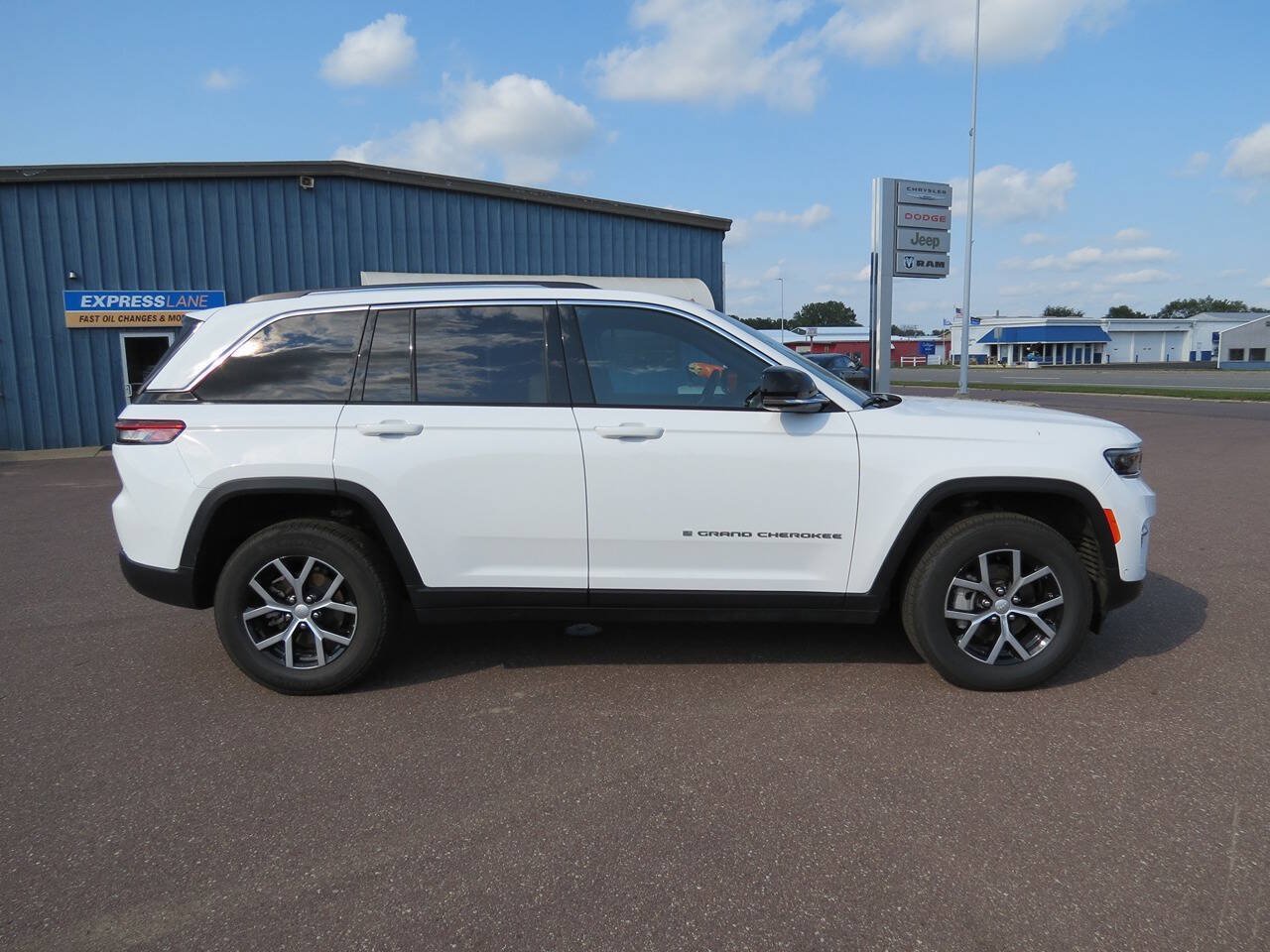 Used 2024 Jeep Grand Cherokee Limited w/ Luxury Tech Group II AWD/4WD image 1
