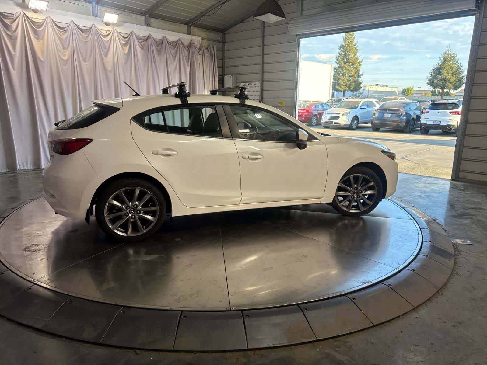 Used 2018 MAZDA MAZDA3 Touring FWD image 3