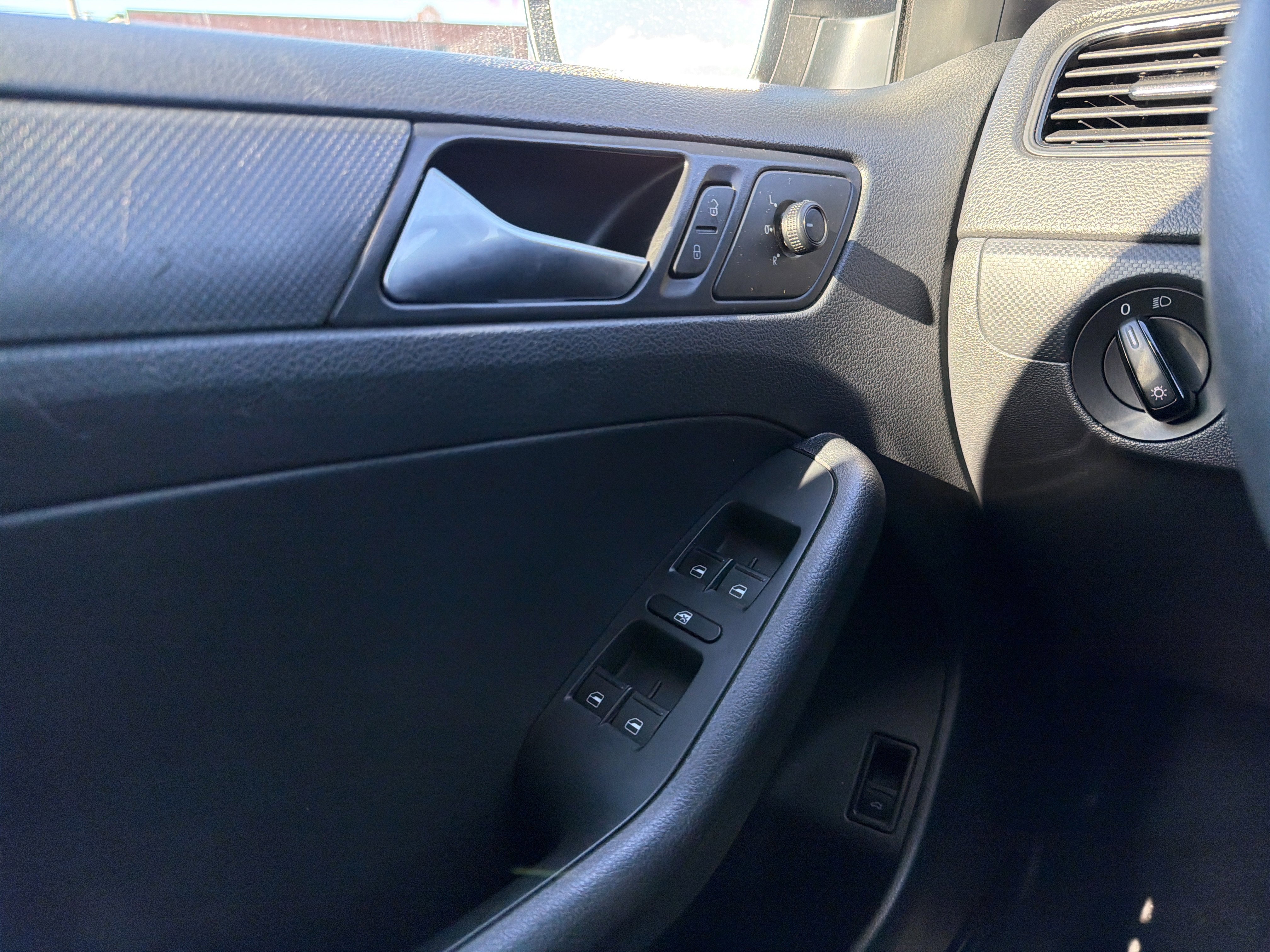 Used 2015 Volkswagen Jetta S image 23