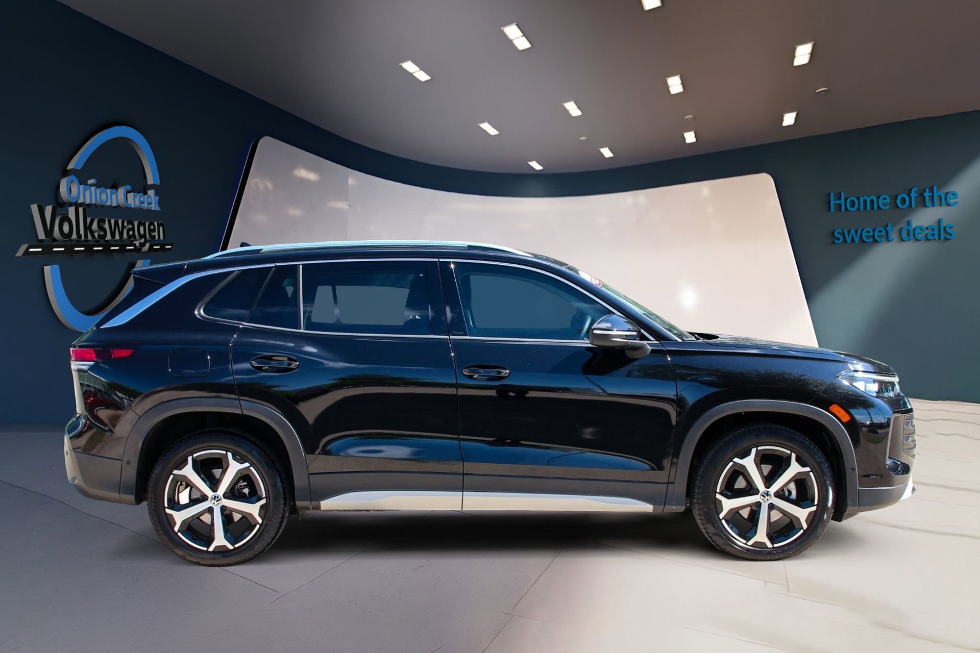 Certified 2025 Volkswagen Tiguan SE FWD image 4