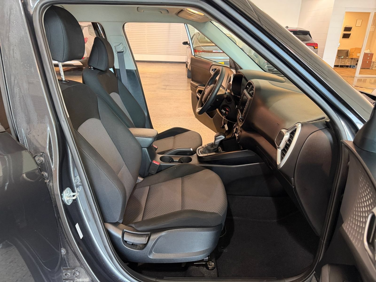 Used 2025 Kia Soul LX w/ LX Technology Package FWD image 35