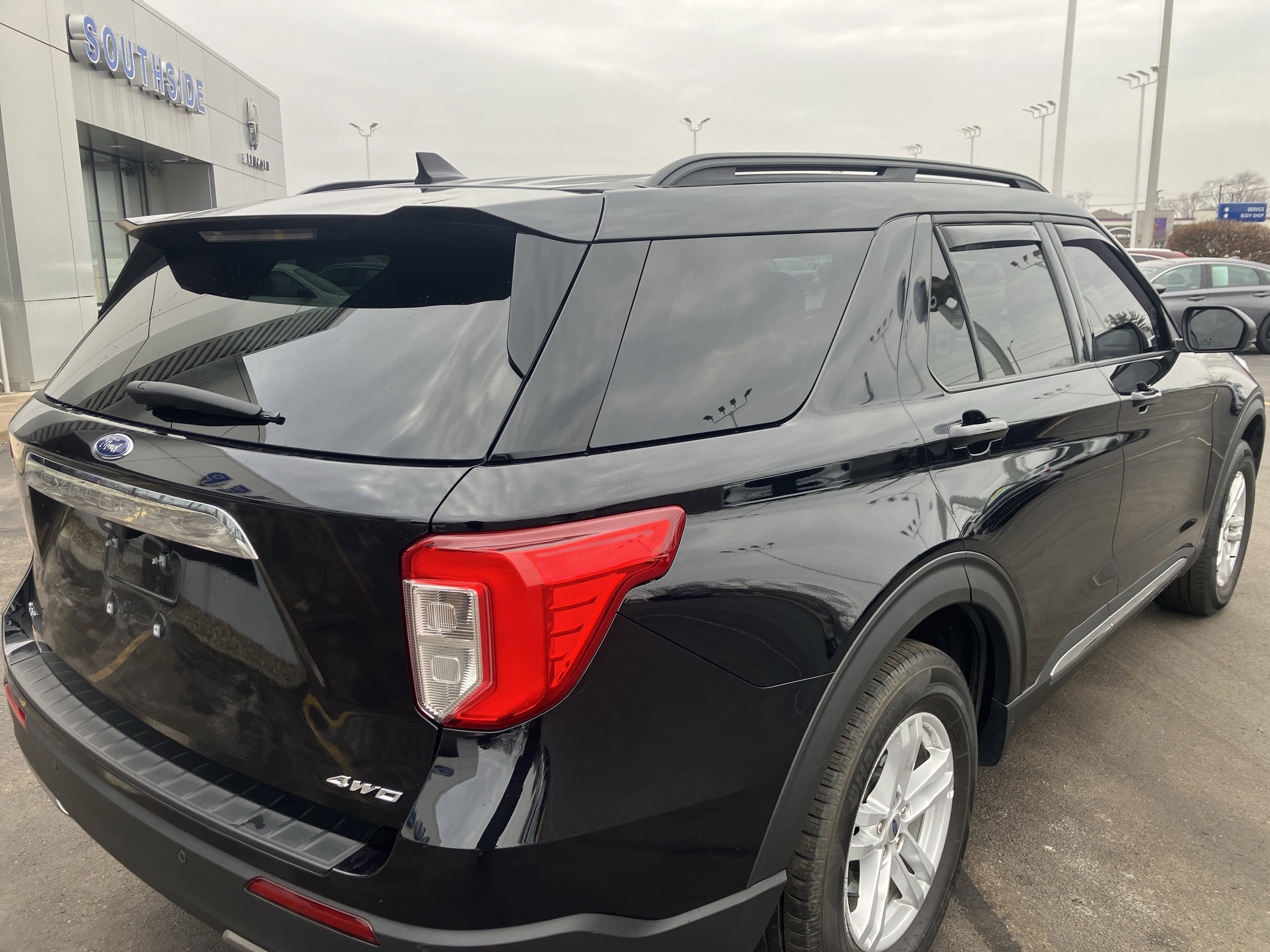 Used 2022 Ford Explorer XLT w/ Equipment Group 202A image 7