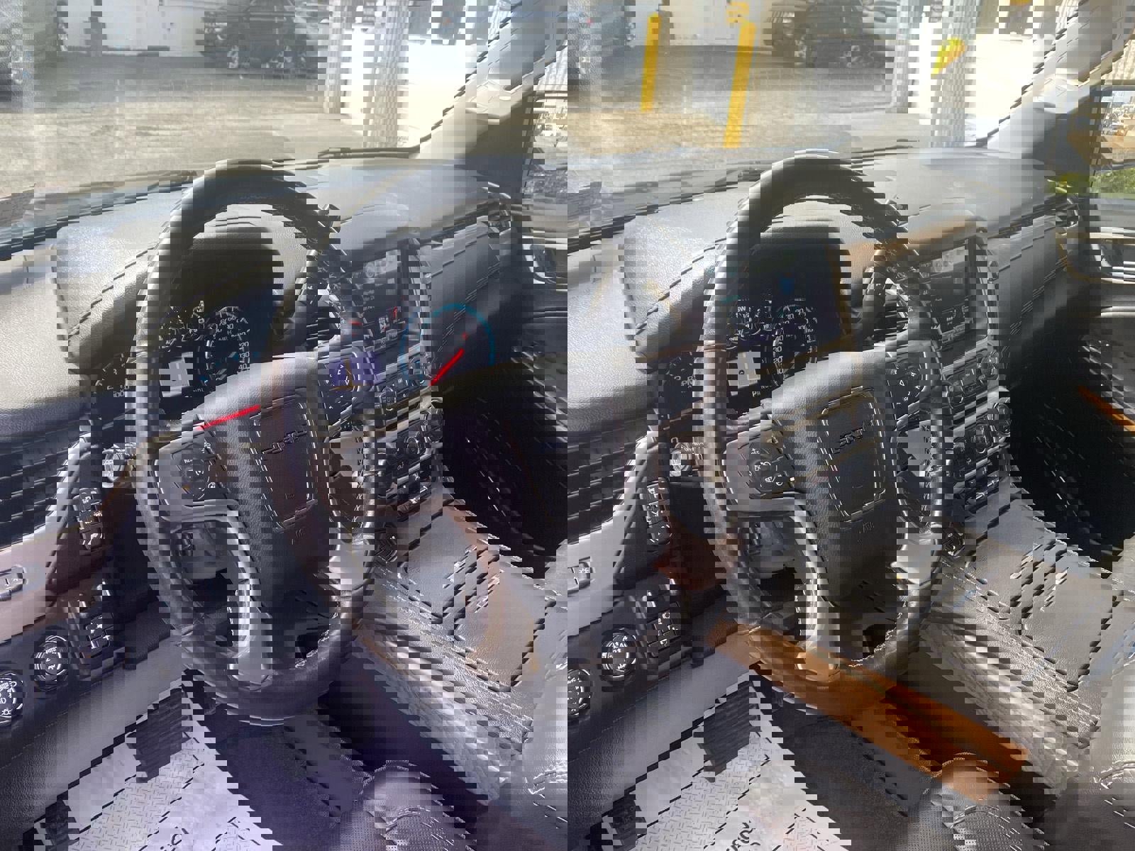 Used 2020 GMC Yukon Denali w/ Denali Premium Package image 22