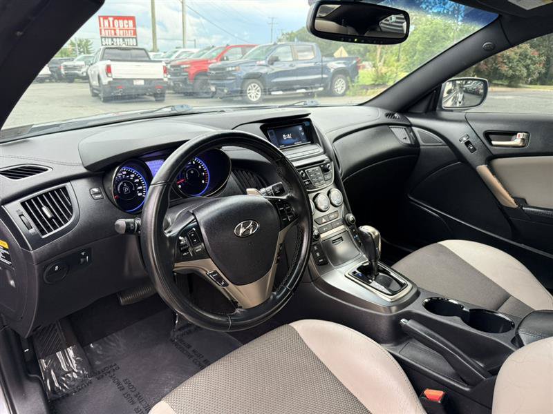 Used 2016 Hyundai Genesis 3.8 RWD image 18