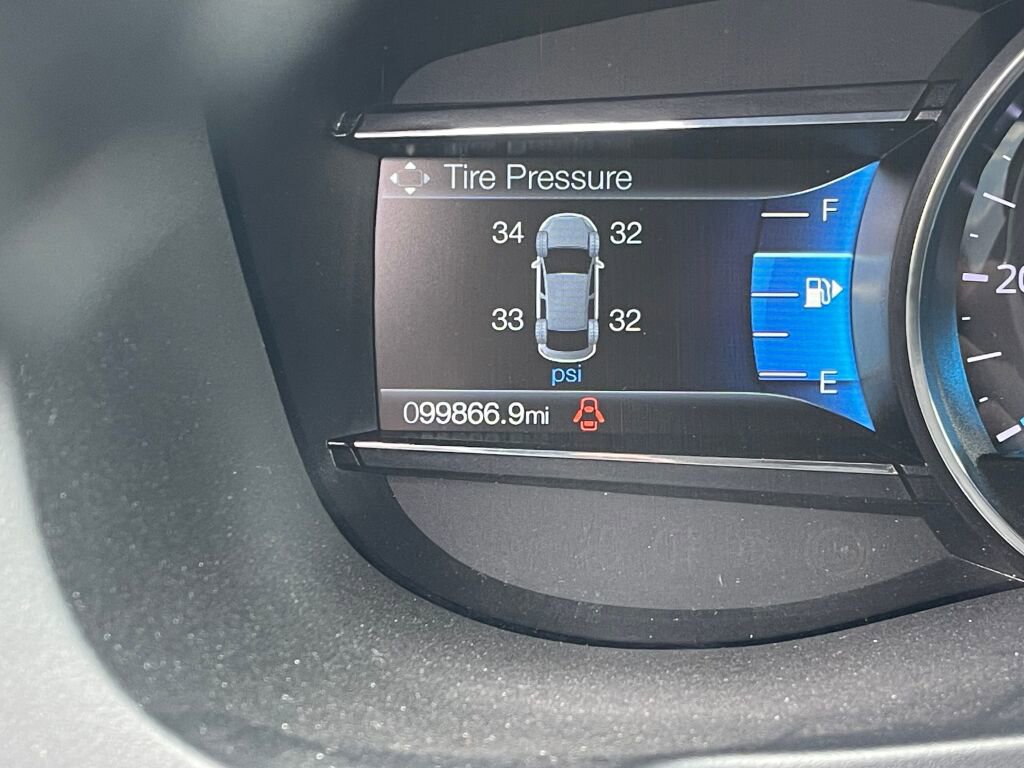 Used 2018 Ford Explorer XLT w/ Equipment Group 202A image 3