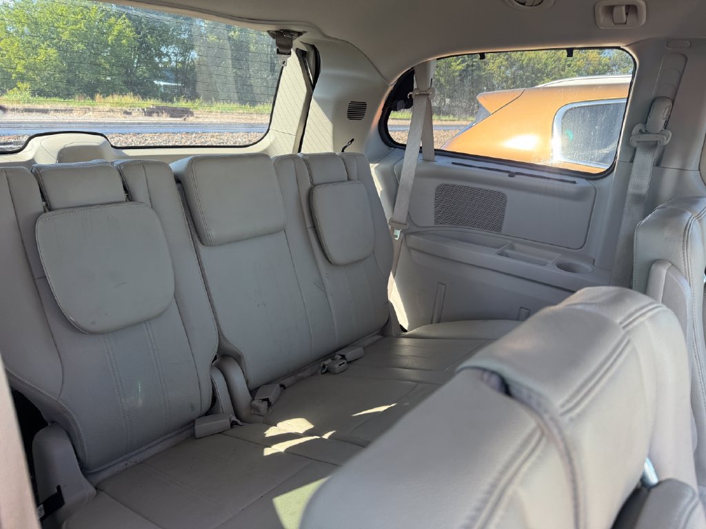 Used 2015 Chrysler Town & Country Touring w/ Driver Convenience Group FWD image 4