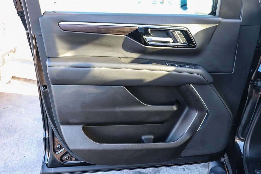Used 2025 Chevrolet Suburban Z71 AWD/4WD image 24