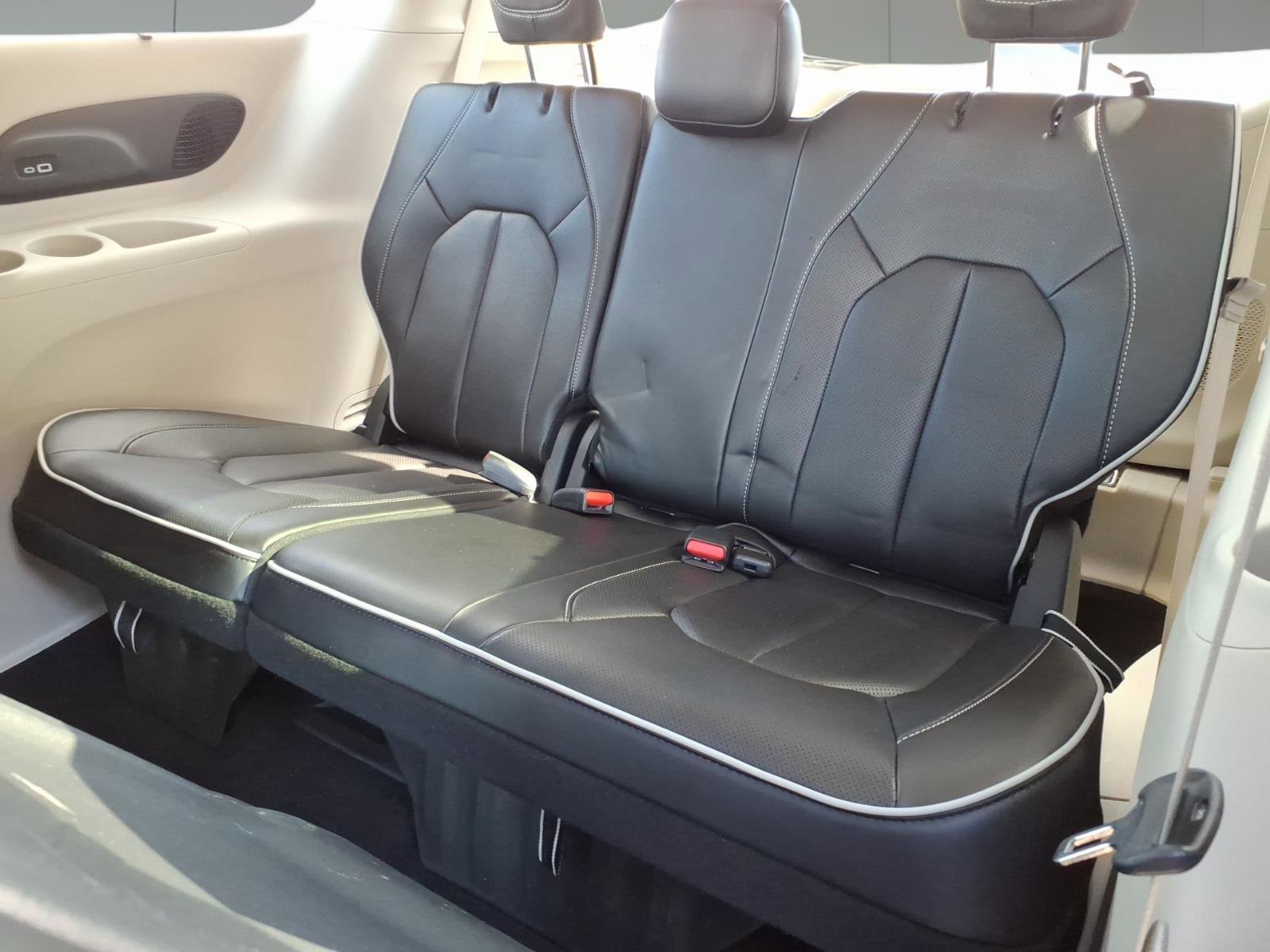 Used 2023 Chrysler Pacifica Limited w/ Uconnect Theater Family Group image 9