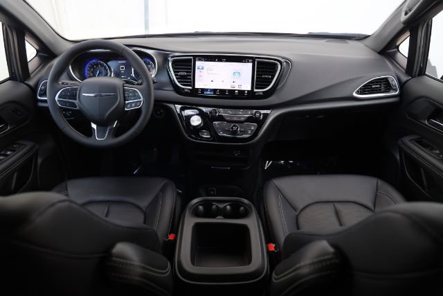 Used 2026 Chrysler Pacifica Select image 3