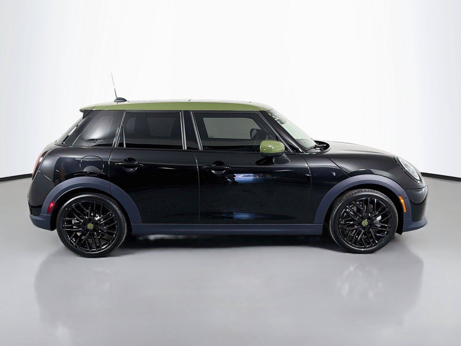 New 2027 MINI Cooper 4-Door Hardtop w/ Paul Smith Edition FWD image 4