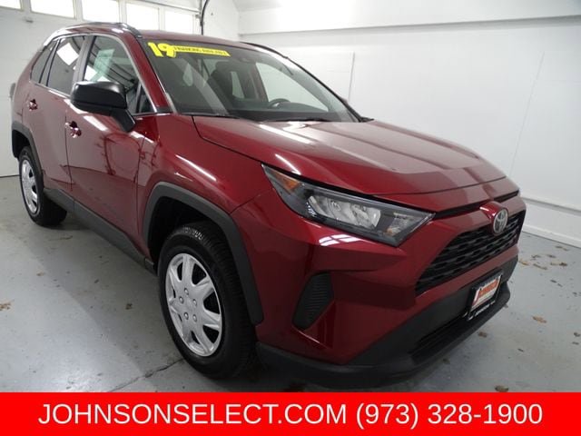 Used 2019 Toyota RAV4 LE FWD image 1