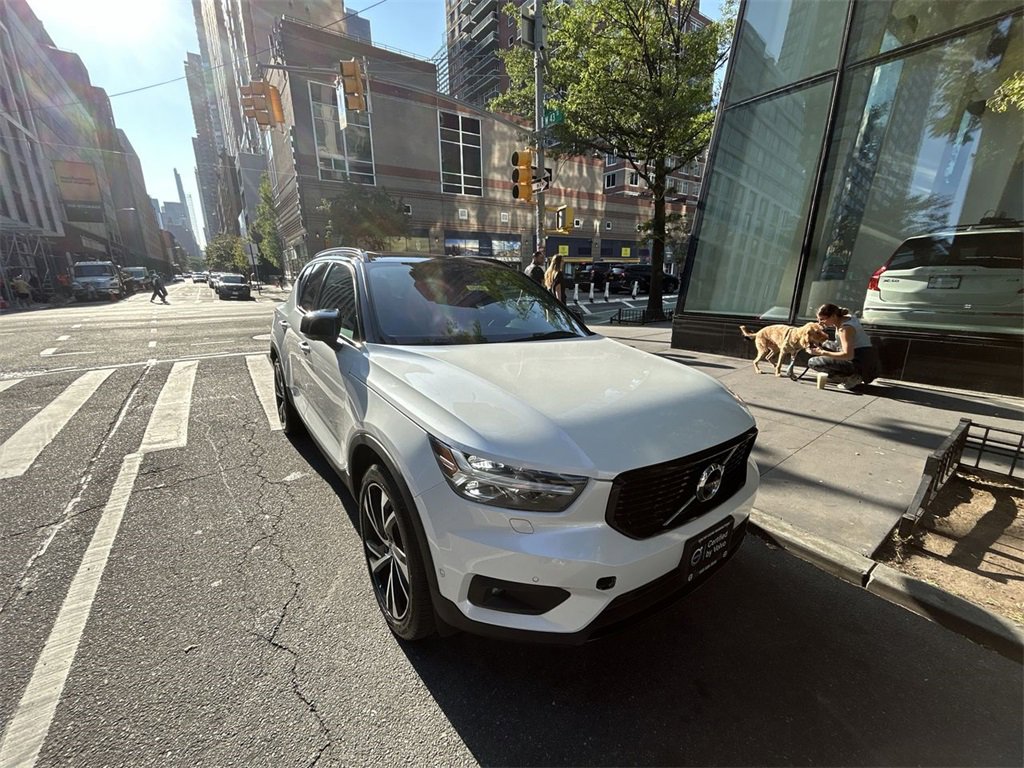 Certified 2022 Volvo XC40 T5 R-Design