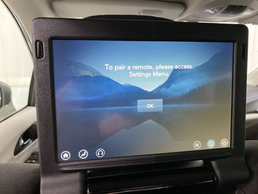 Used 2021 Chrysler Pacifica Touring w/ Uconnect Theater Family Group FWD image 20