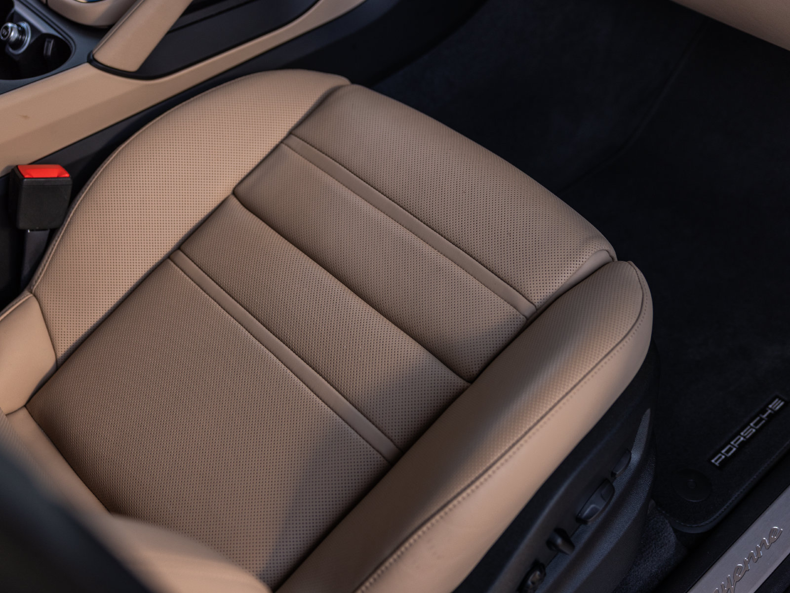 Certified 2025 Porsche Cayenne E-Hybrid Coupe AWD/4WD image 36
