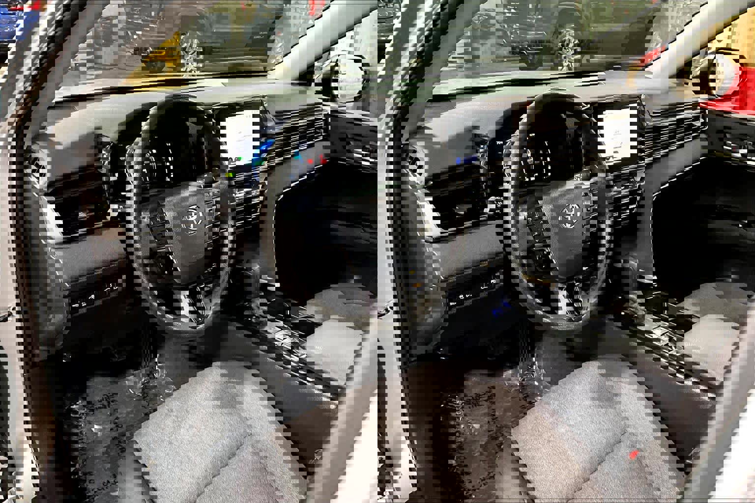 Used 2025 Toyota Camry LE image 18