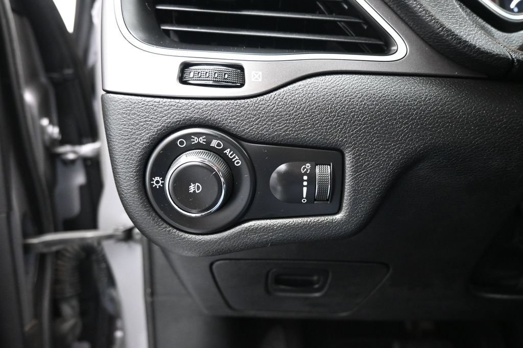 Used 2019 Jeep Cherokee Latitude AWD/4WD image 12